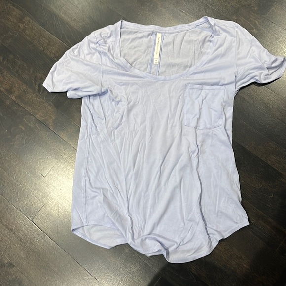 Babaton Aritzia tshirt. Barely worn - Picture 1 of 2